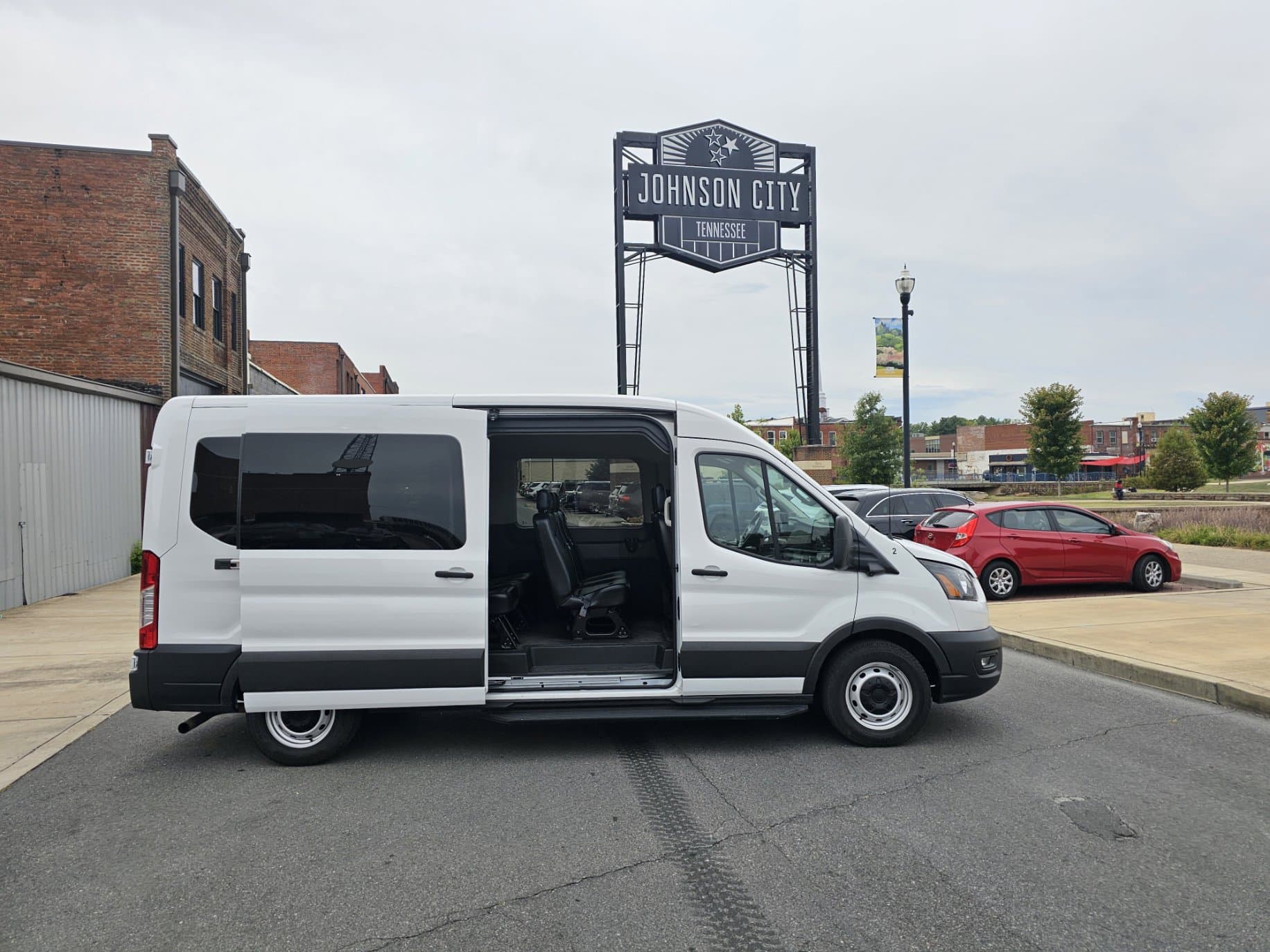 Ford Transit Medium Roof Vinyl Seats - 15 Passenger - Image 1